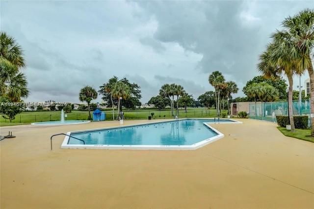 For Sale: $99,500 (2 beds, 2 baths, 1060 Square Feet)