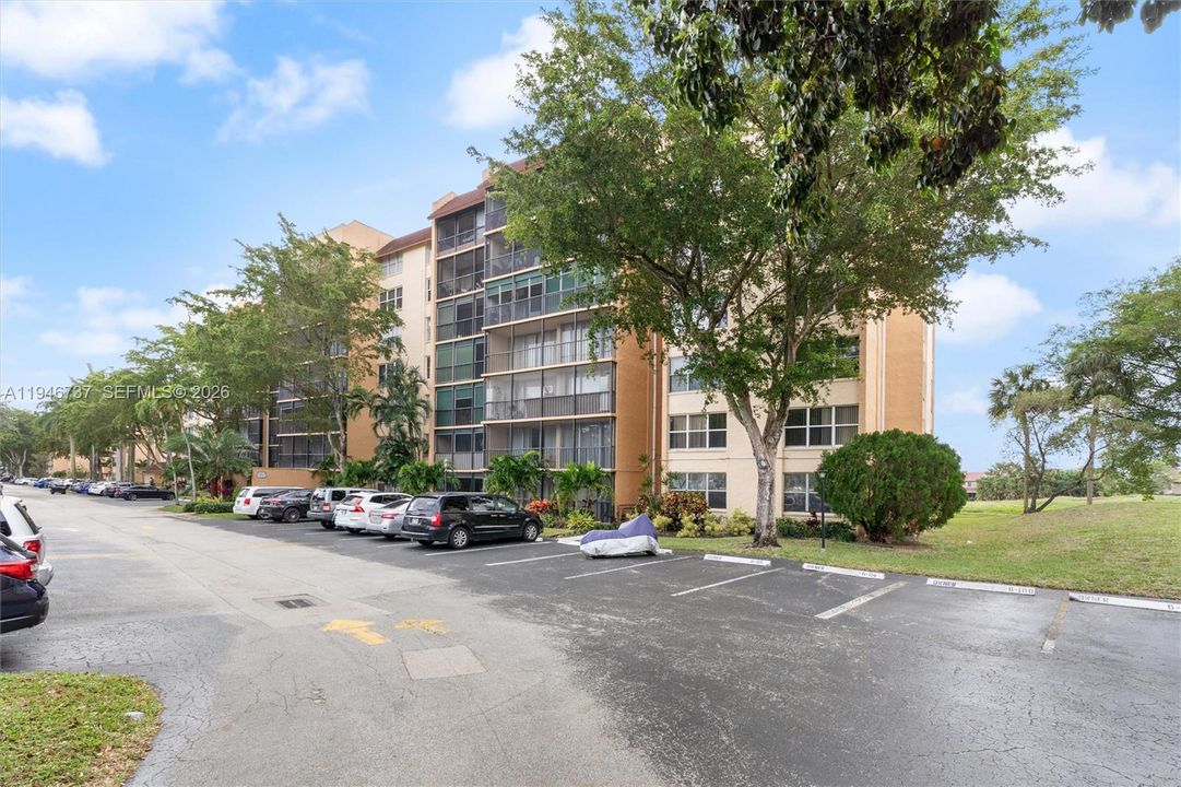 For Sale: $99,500 (2 beds, 2 baths, 1060 Square Feet)