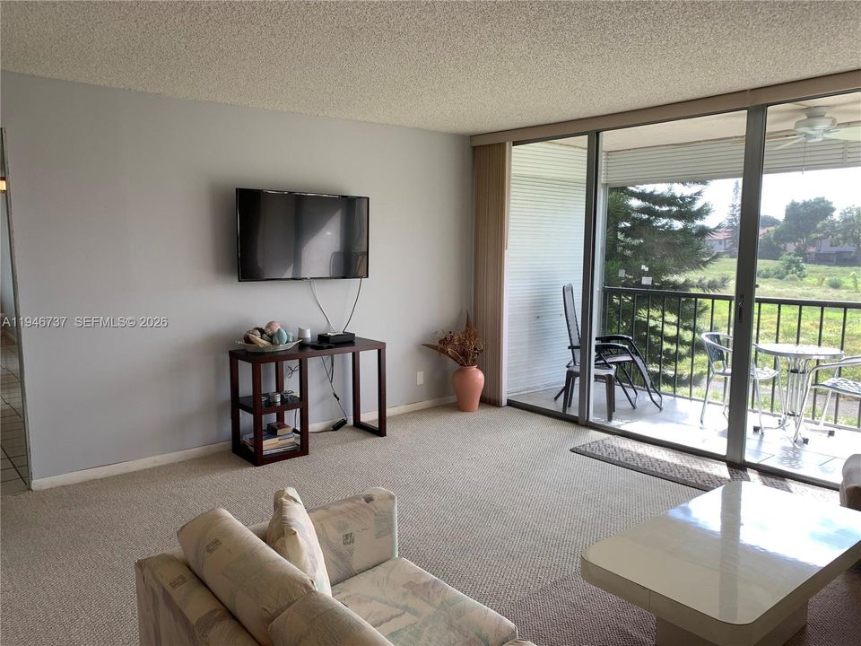 For Sale: $99,500 (2 beds, 2 baths, 1060 Square Feet)