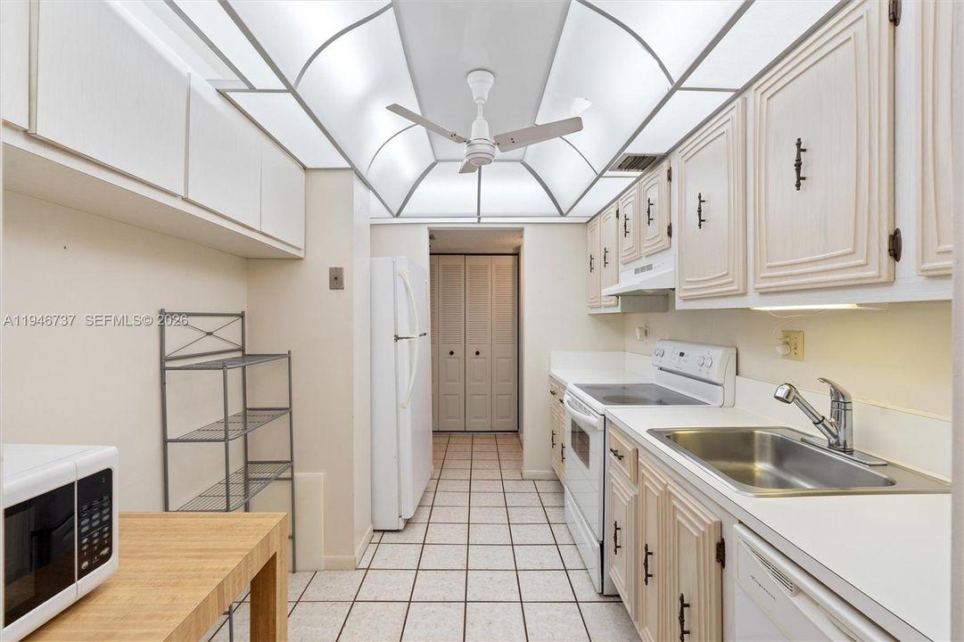For Sale: $99,500 (2 beds, 2 baths, 1060 Square Feet)