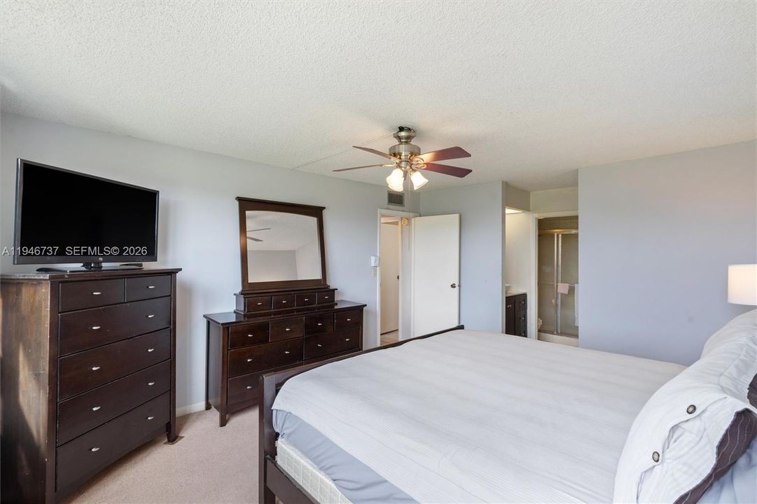 For Sale: $99,500 (2 beds, 2 baths, 1060 Square Feet)