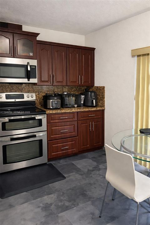 For Sale: $265,000 (2 beds, 1 baths, 1056 Square Feet)