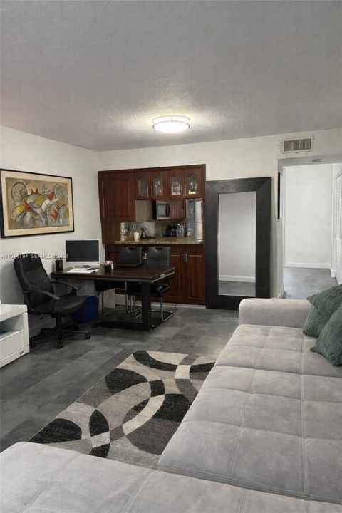 For Sale: $265,000 (2 beds, 1 baths, 1056 Square Feet)