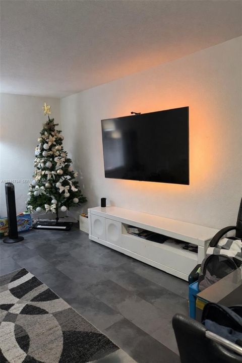 For Sale: $265,000 (2 beds, 1 baths, 1056 Square Feet)
