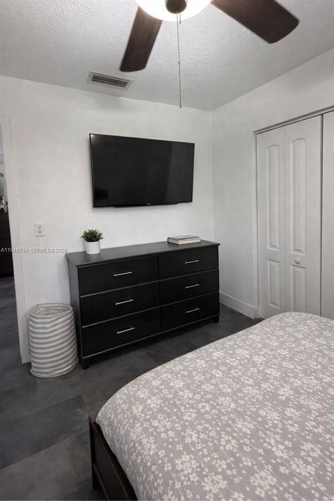 For Sale: $265,000 (2 beds, 1 baths, 1056 Square Feet)