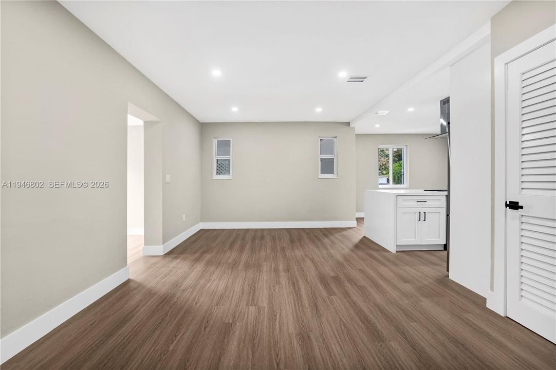 For Sale: $649,900 (3 beds, 2 baths, 1287 Square Feet)