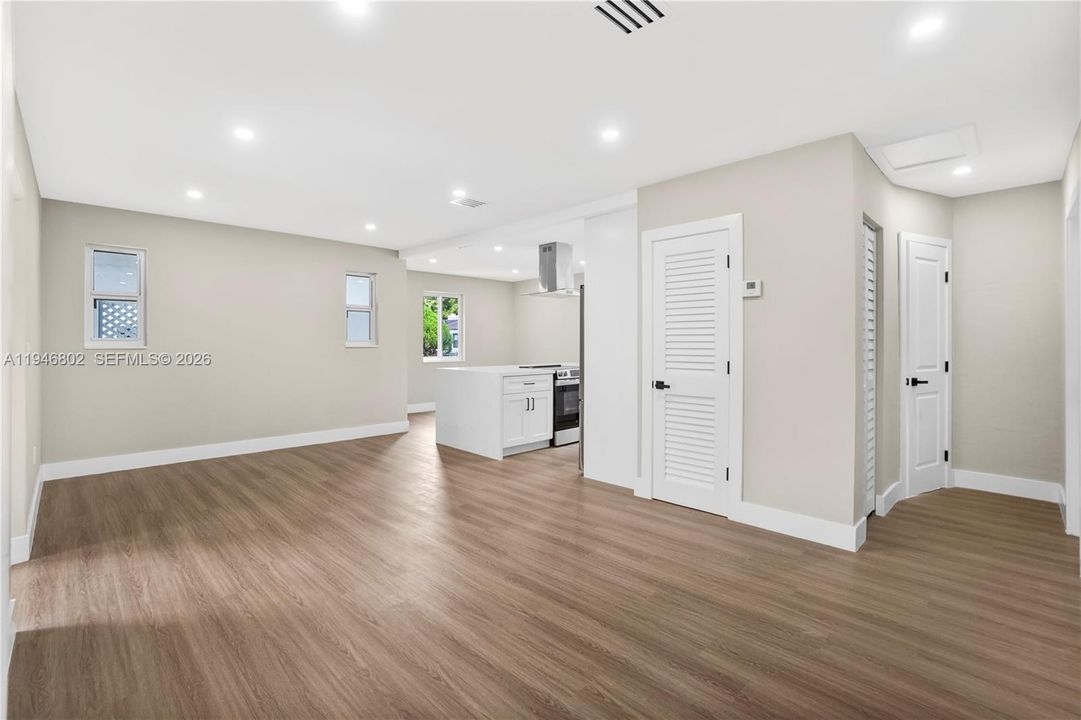 For Sale: $649,900 (3 beds, 2 baths, 1287 Square Feet)