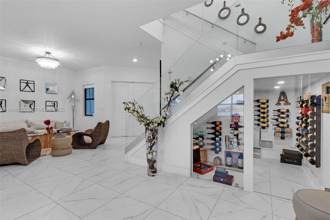 合同活跃: $1,299,900 (5 贝兹, 4 浴室, 3381 平方英尺)