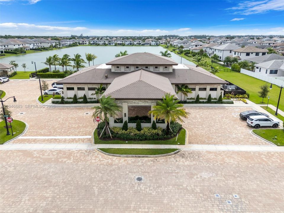 合同活跃: $1,299,900 (5 贝兹, 4 浴室, 3381 平方英尺)