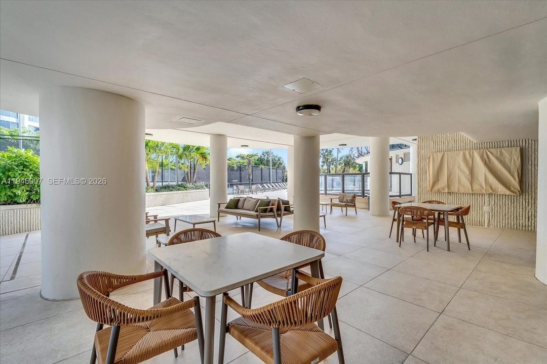 For Sale: $1,495,000 (2 beds, 2 baths, 1388 Square Feet)