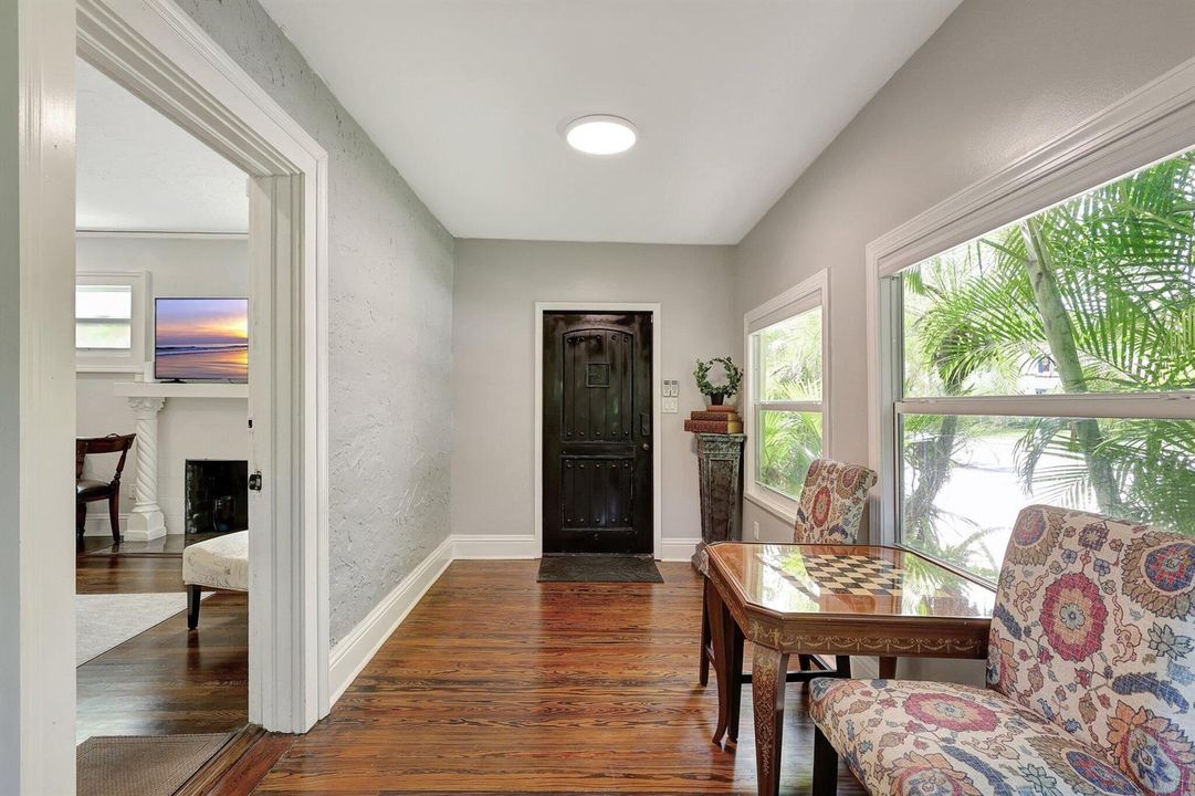 516 34th, sitting room entry