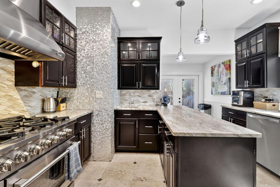 Proffessional style kitchen, gas range