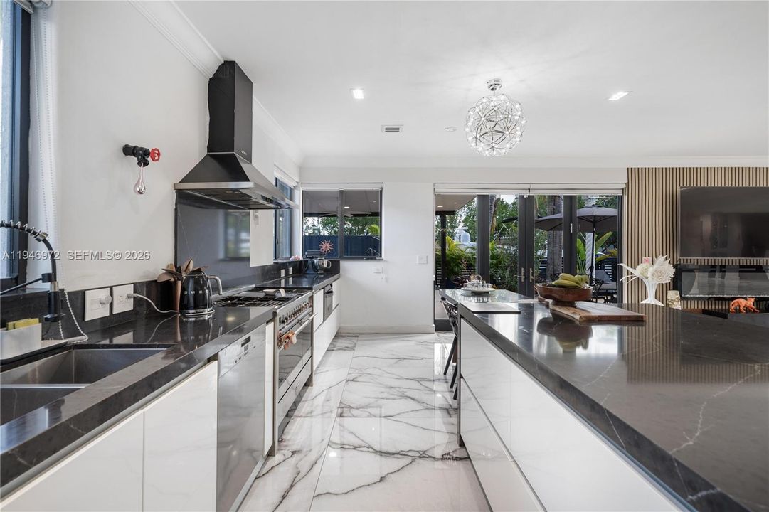 For Sale: $4,950,000 (6 beds, 4 baths, 5658 Square Feet)