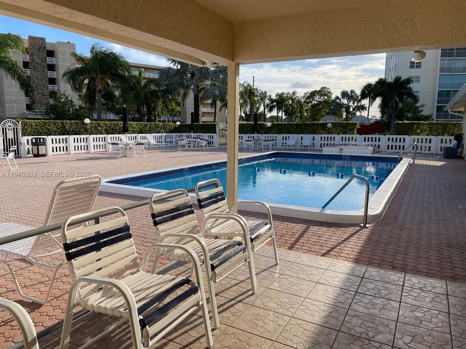 For Sale: $275,000 (2 beds, 2 baths, 1190 Square Feet)