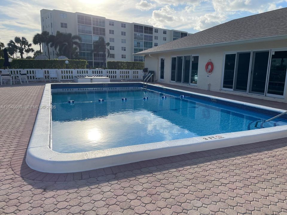 For Sale: $275,000 (2 beds, 2 baths, 1190 Square Feet)