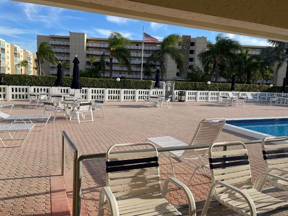 For Sale: $275,000 (2 beds, 2 baths, 1190 Square Feet)