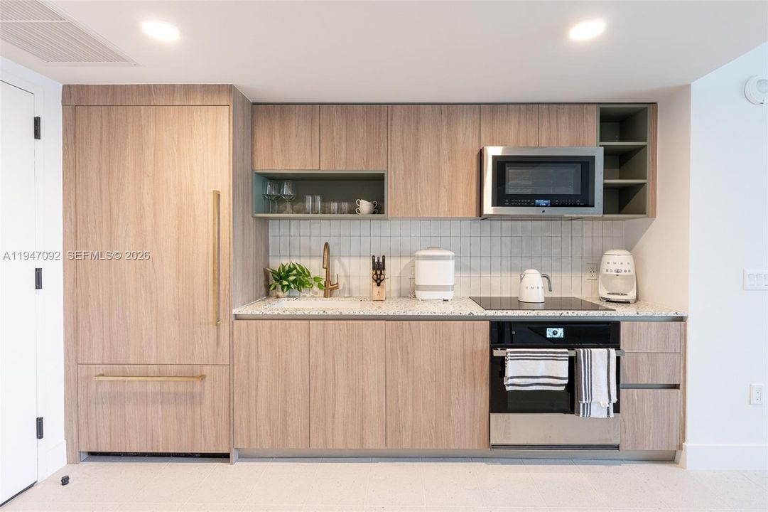 For Sale: $449,900 (1 beds, 1 baths, 679 Square Feet)