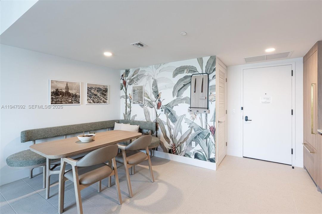 For Sale: $449,900 (1 beds, 1 baths, 679 Square Feet)