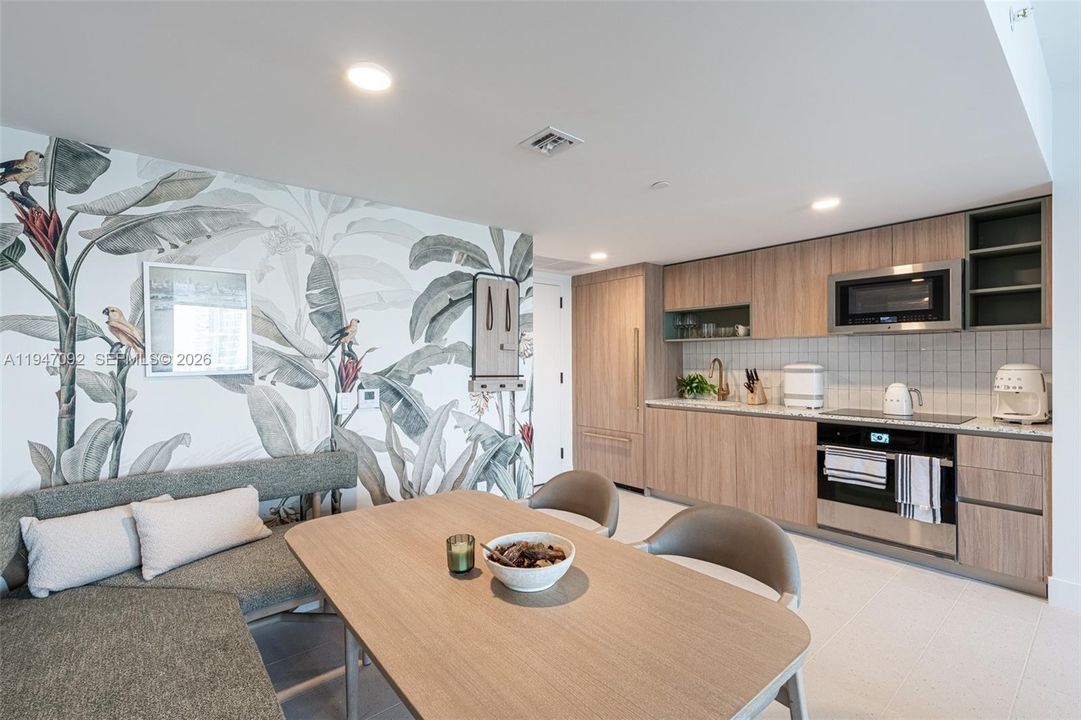 For Sale: $449,900 (1 beds, 1 baths, 679 Square Feet)