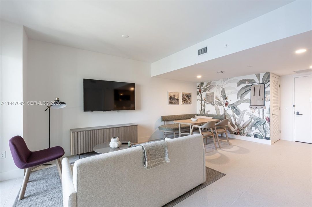For Sale: $449,900 (1 beds, 1 baths, 679 Square Feet)