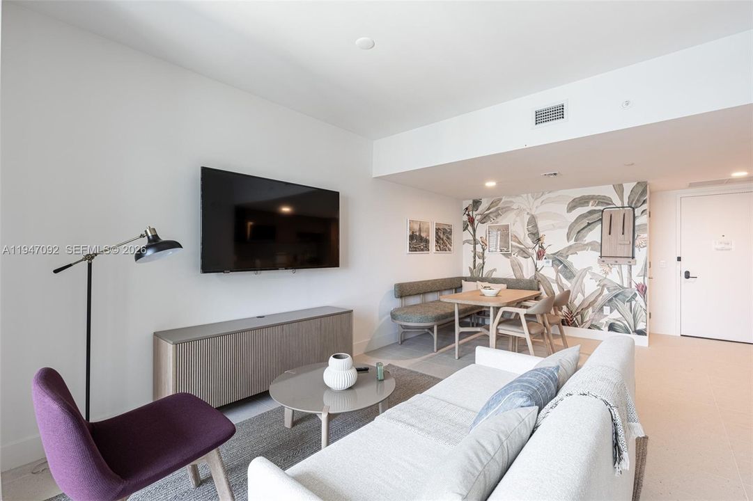 For Sale: $449,900 (1 beds, 1 baths, 679 Square Feet)