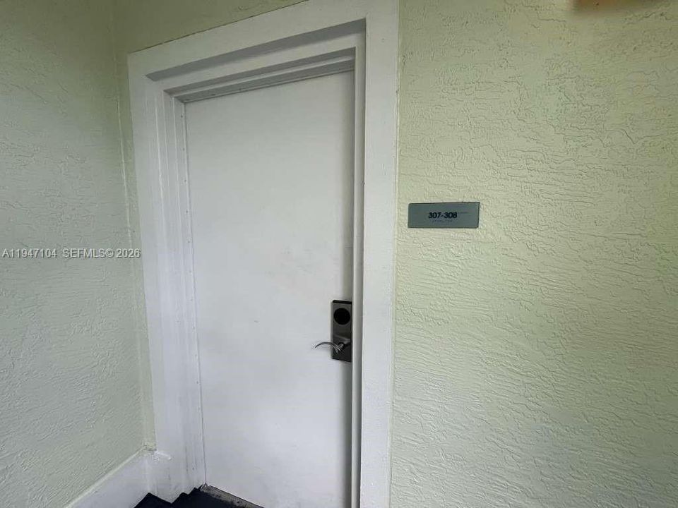 На продажу: $130,000 (0 спален, 1 ванн, 705 Квадратных фут)