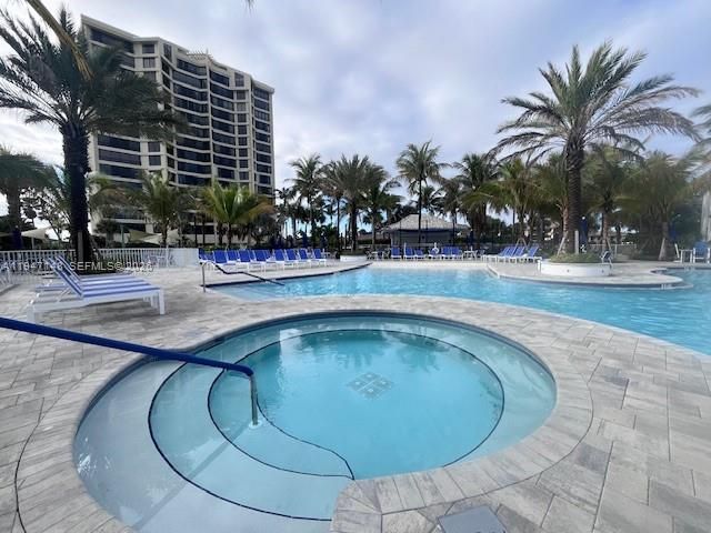 Active With Contract: $399,000 (2 beds, 2 baths, 1253 Square Feet)