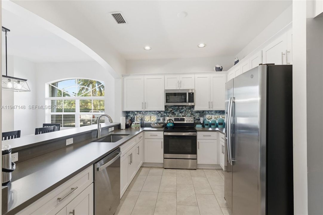 Active With Contract: $399,000 (2 beds, 2 baths, 1253 Square Feet)