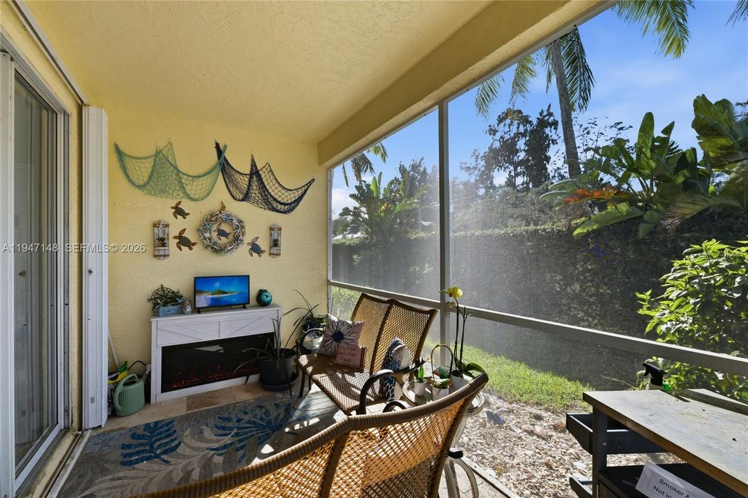 Active With Contract: $399,000 (2 beds, 2 baths, 1253 Square Feet)