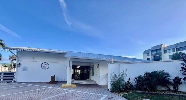 Active With Contract: $399,000 (2 beds, 2 baths, 1253 Square Feet)