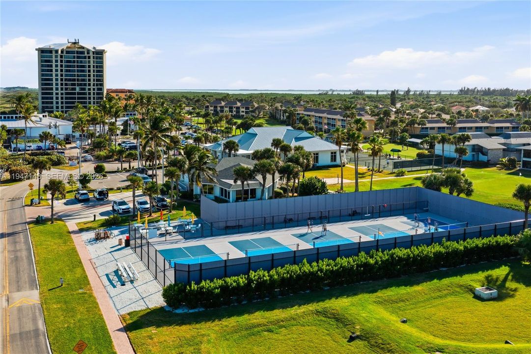 Active With Contract: $399,000 (2 beds, 2 baths, 1253 Square Feet)
