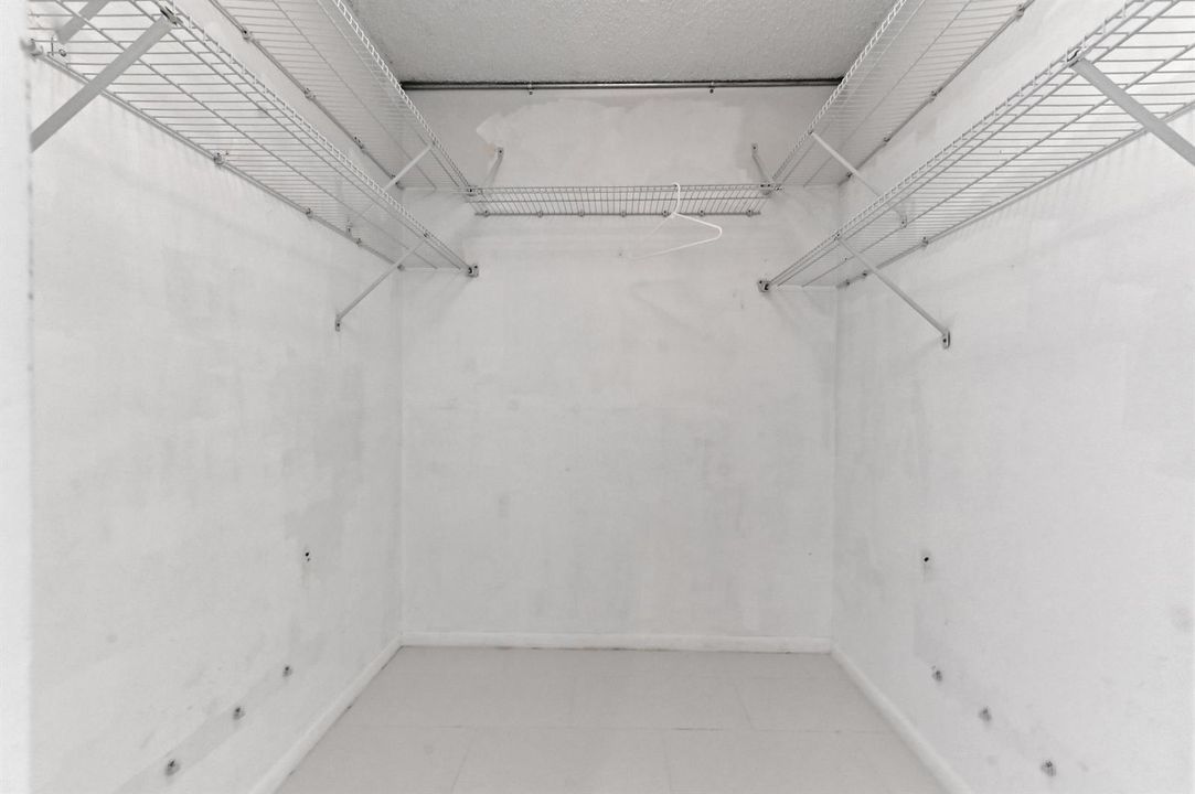 28 closet 01