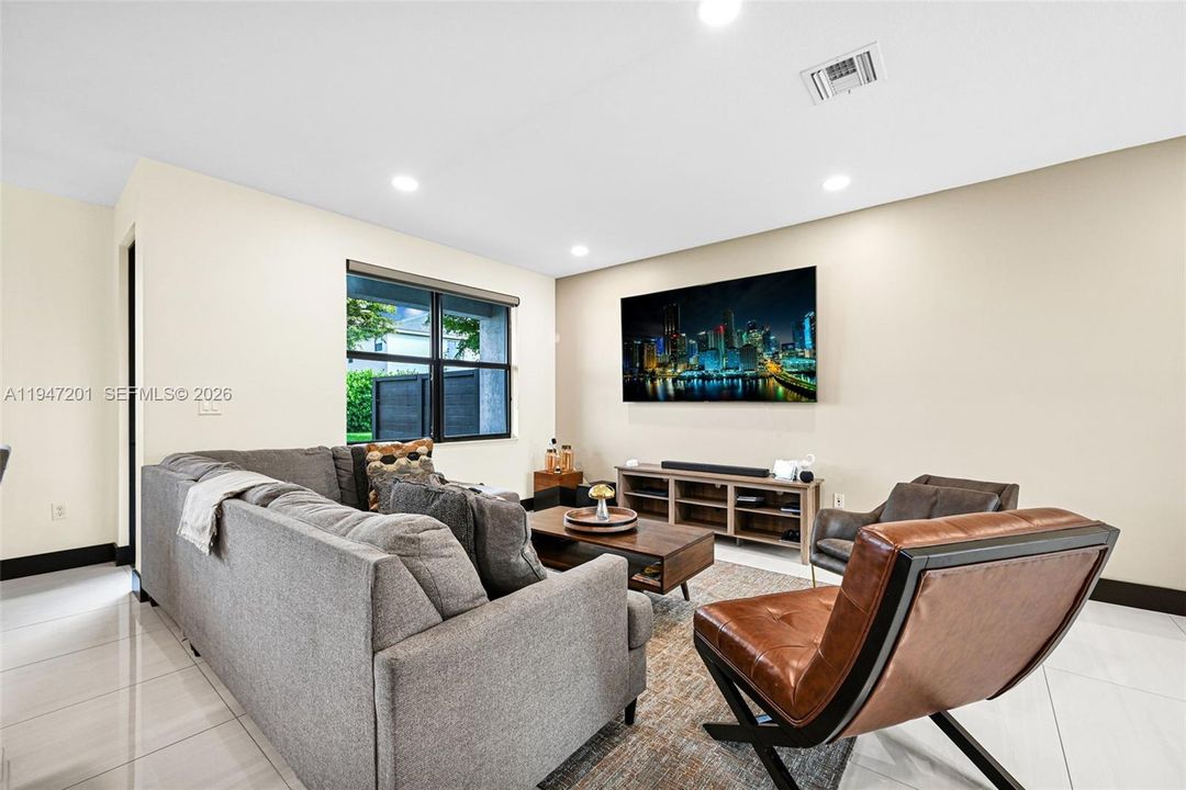 Recently Sold: $599,999 (3 beds, 2 baths, 1588 Square Feet)
