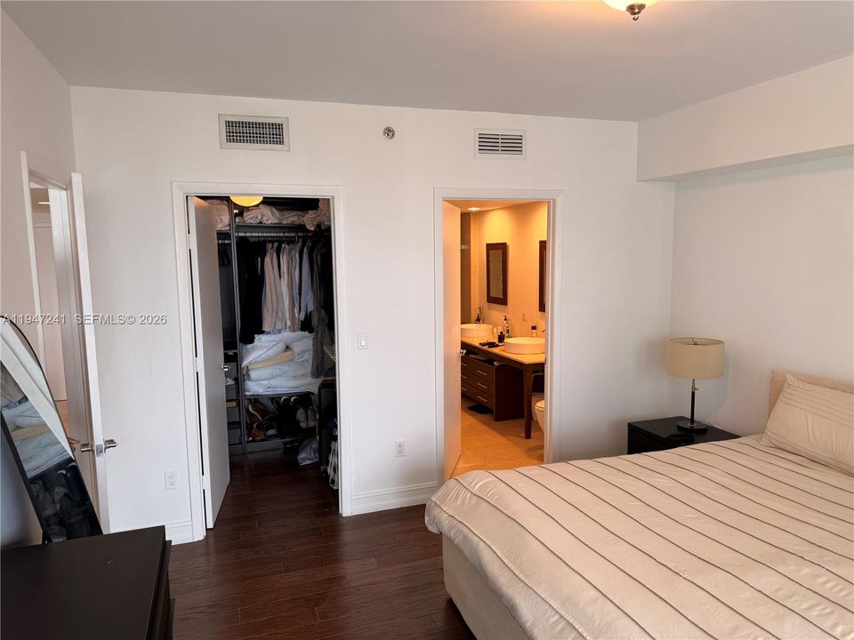 For Sale: $565,000 (1 beds, 1 baths, 816 Square Feet)