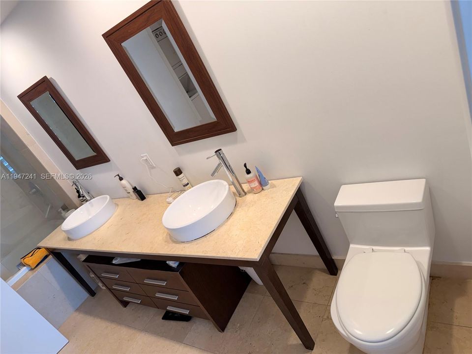 For Sale: $565,000 (1 beds, 1 baths, 816 Square Feet)
