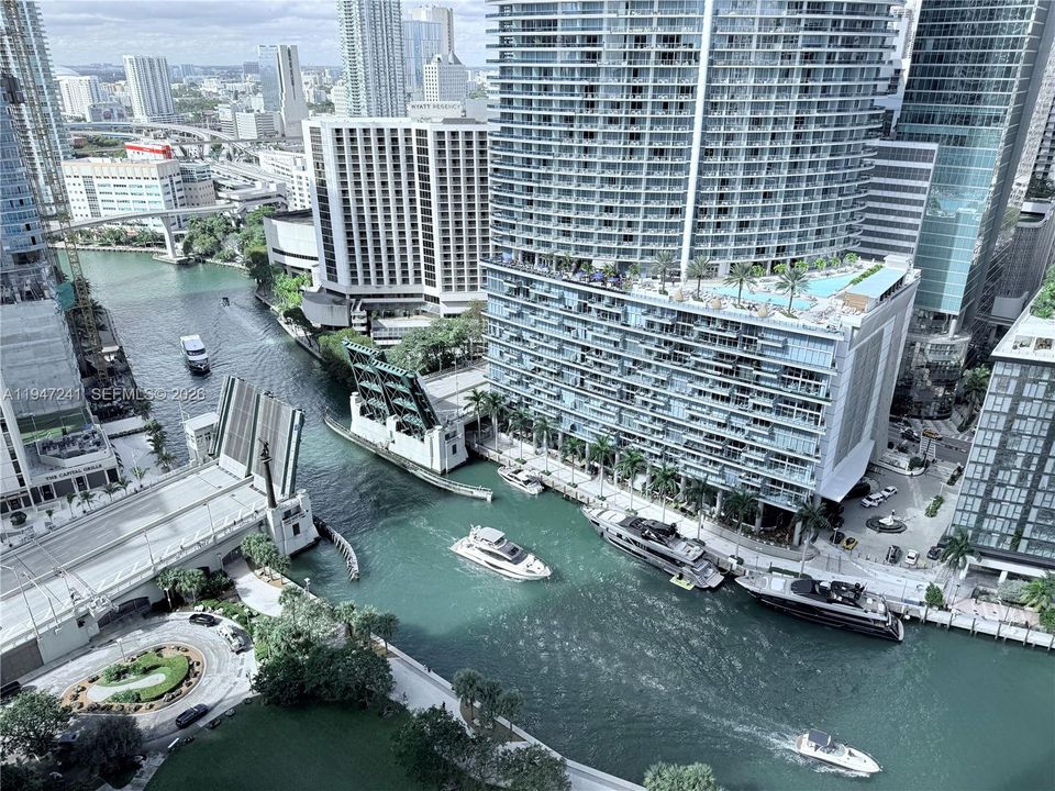 For Sale: $565,000 (1 beds, 1 baths, 816 Square Feet)