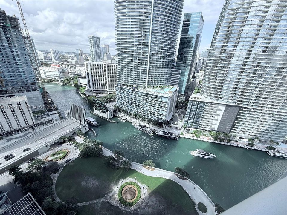 For Sale: $565,000 (1 beds, 1 baths, 816 Square Feet)