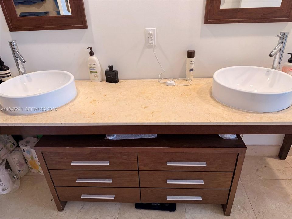 For Sale: $565,000 (1 beds, 1 baths, 816 Square Feet)