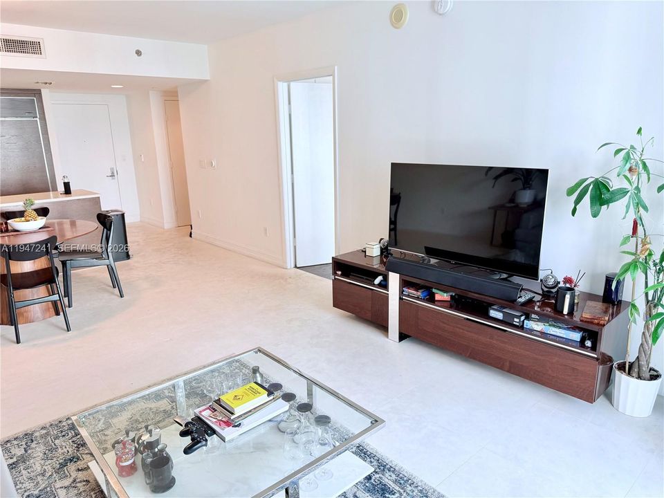 For Sale: $565,000 (1 beds, 1 baths, 816 Square Feet)