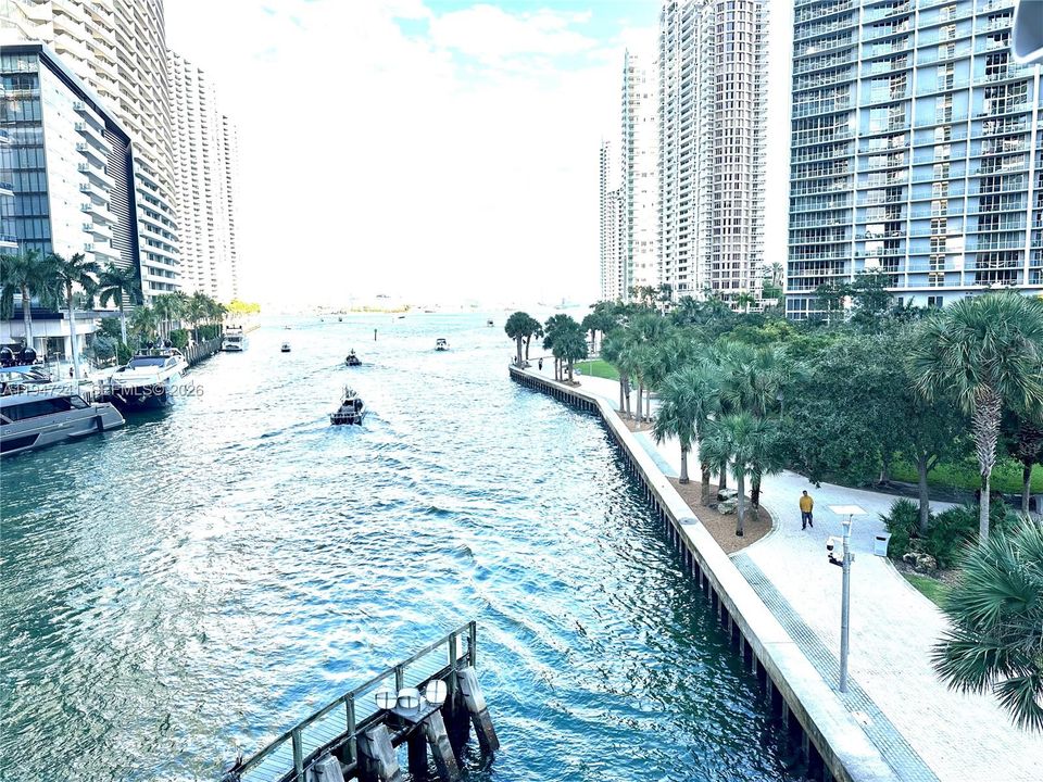 For Sale: $565,000 (1 beds, 1 baths, 816 Square Feet)