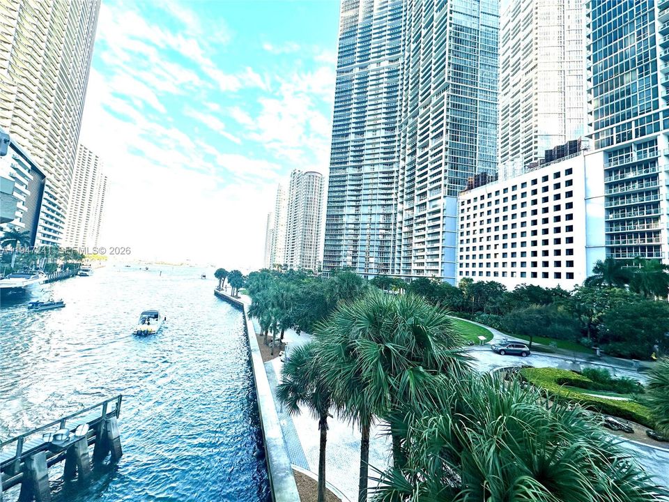 For Sale: $565,000 (1 beds, 1 baths, 816 Square Feet)