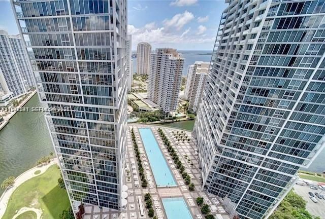 For Sale: $565,000 (1 beds, 1 baths, 816 Square Feet)