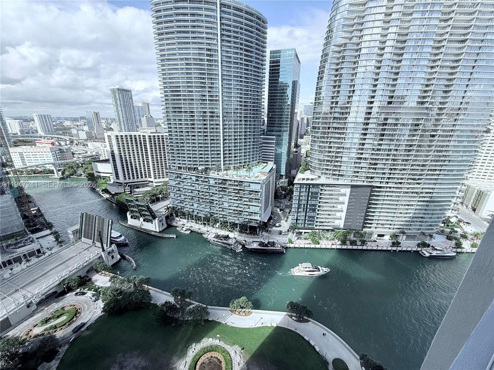 For Sale: $565,000 (1 beds, 1 baths, 816 Square Feet)