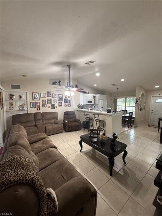 Recently Sold: $250,000 (3 beds, 2 baths, 1274 Square Feet)