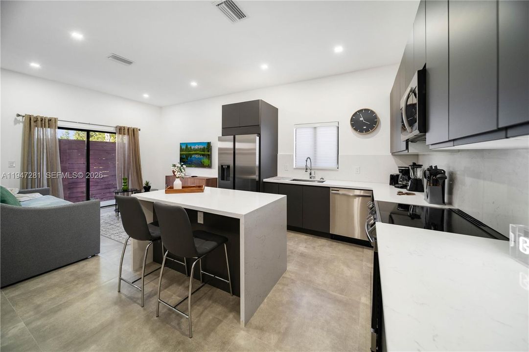 En Venta: $899,900 (4 camas, 3 baños, 1833 Pies cuadrados)