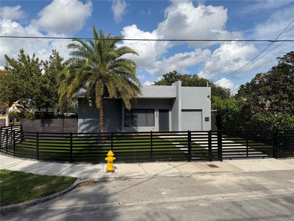 En Venta: $899,900 (4 camas, 3 baños, 1833 Pies cuadrados)