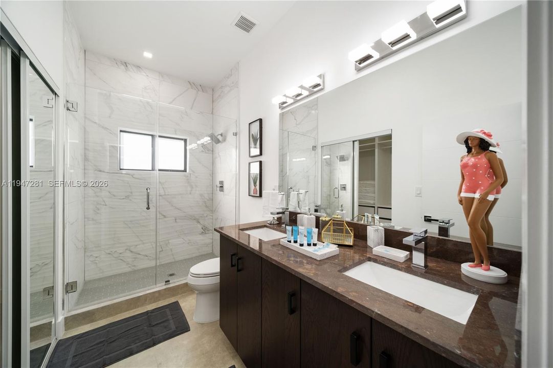En Venta: $899,900 (4 camas, 3 baños, 1833 Pies cuadrados)