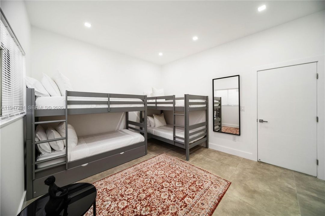 En Venta: $899,900 (4 camas, 3 baños, 1833 Pies cuadrados)