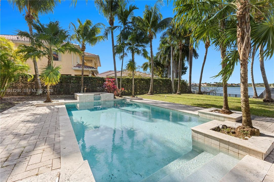 En Venta: $1,150,000 (5 camas, 5 baños, 3479 Pies cuadrados)