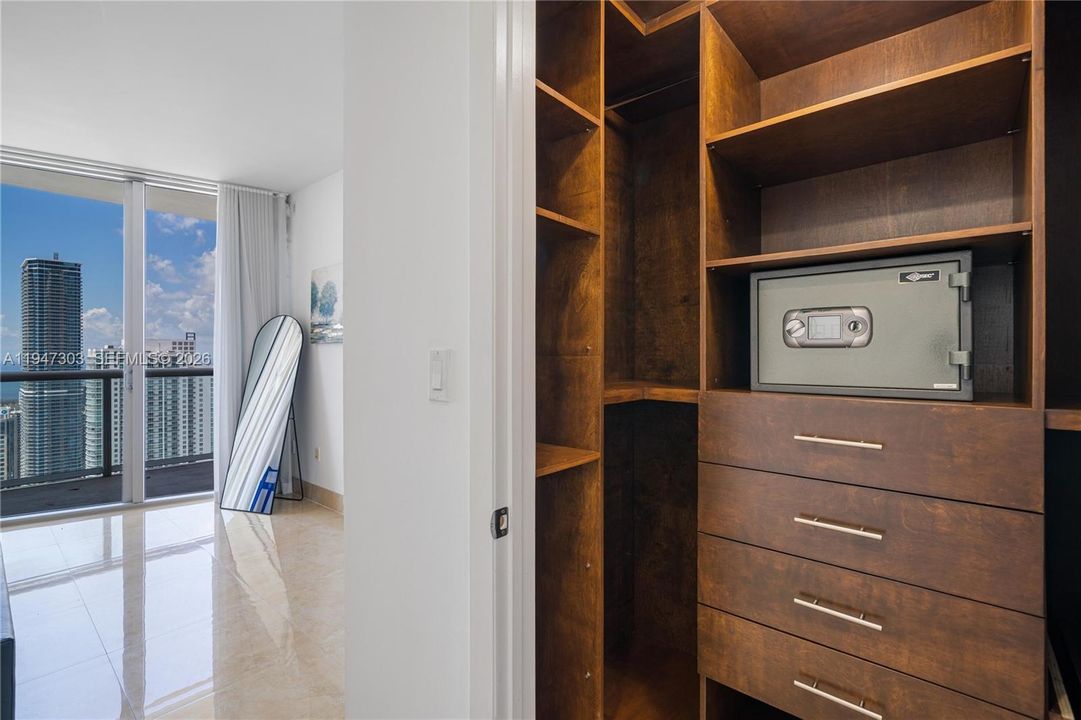 For Sale: $2,199,000 (3 beds, 3 baths, 2097 Square Feet)